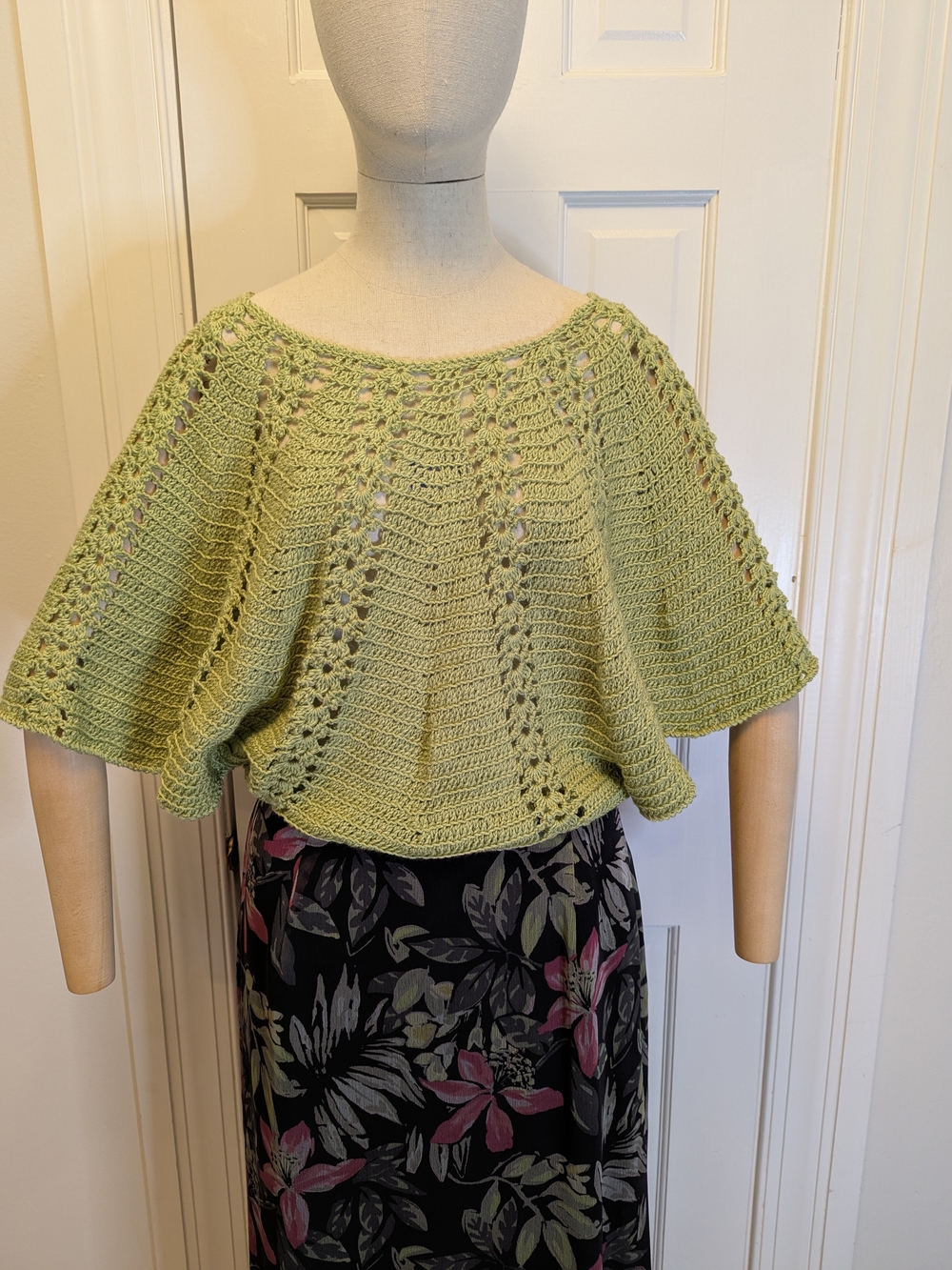 Hand Crafted Light Green Crochet Scoop Neck Bat Wing Sweater Top Sz S/M